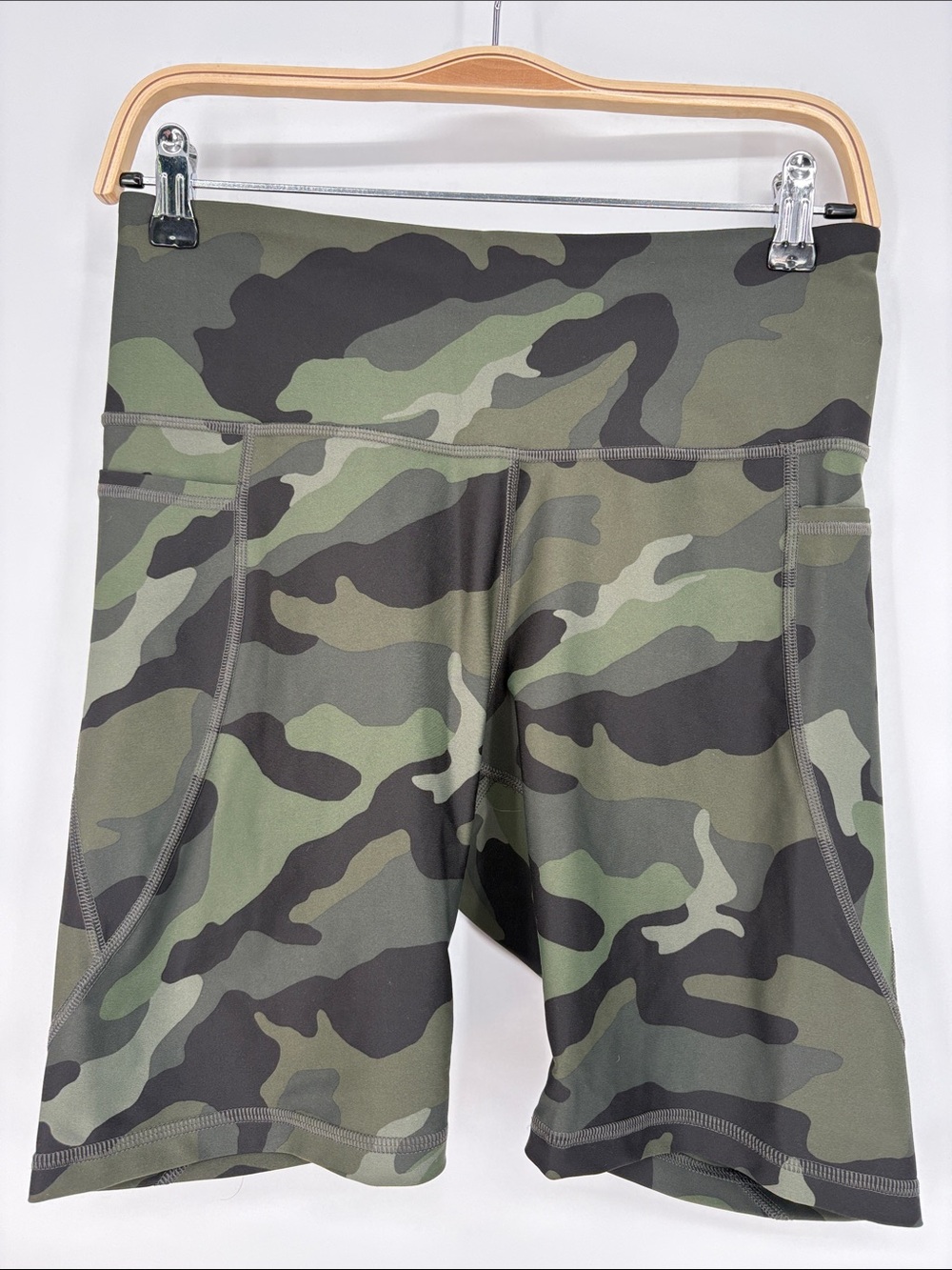 🛁 Old Navy Camo Athletic Shorts - Green/Black pockets 8”